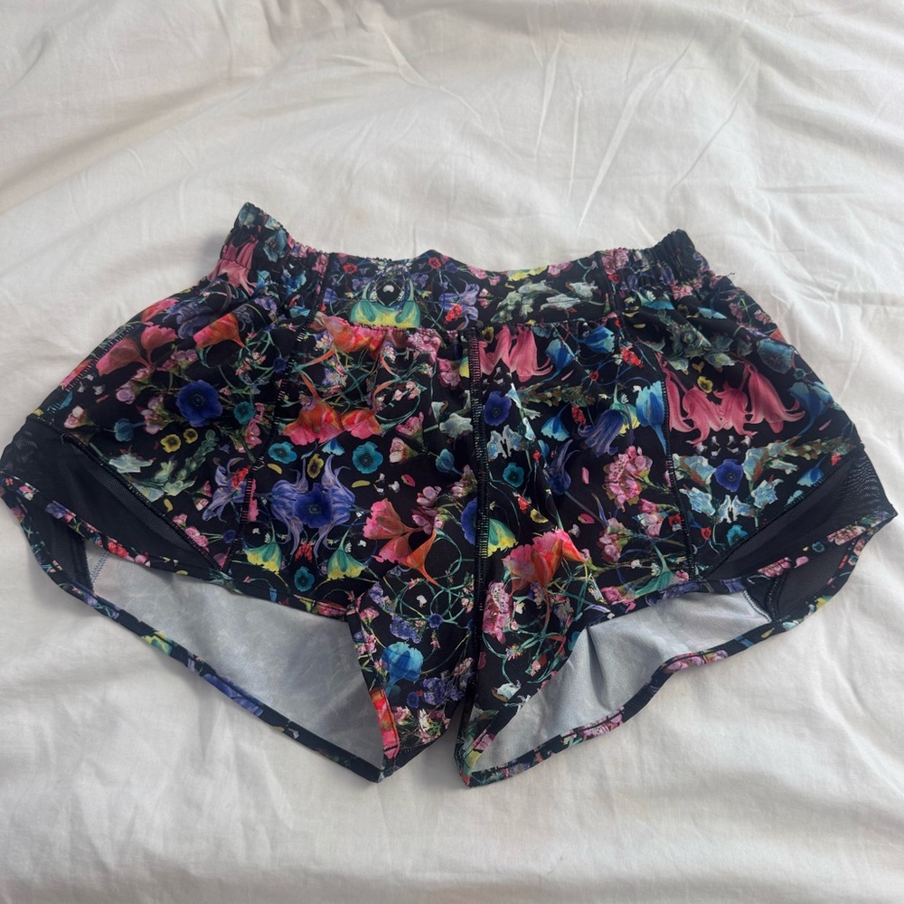 Lululemon Hotty Hot Shorts 2.5” size 4 Flowerscope Black Multi
